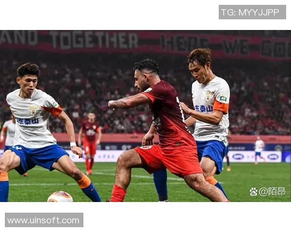 南建业迎战上海上港争夺中超联赛关键三分的精彩对决