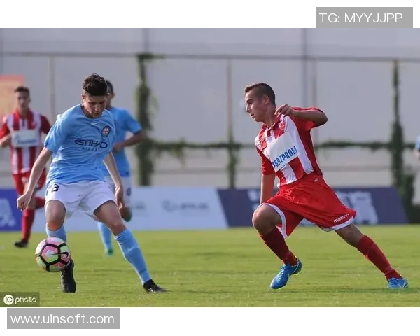 西赛流浪与墨尔本城的激烈对决展现足球魅力与团队精神的巅峰之战